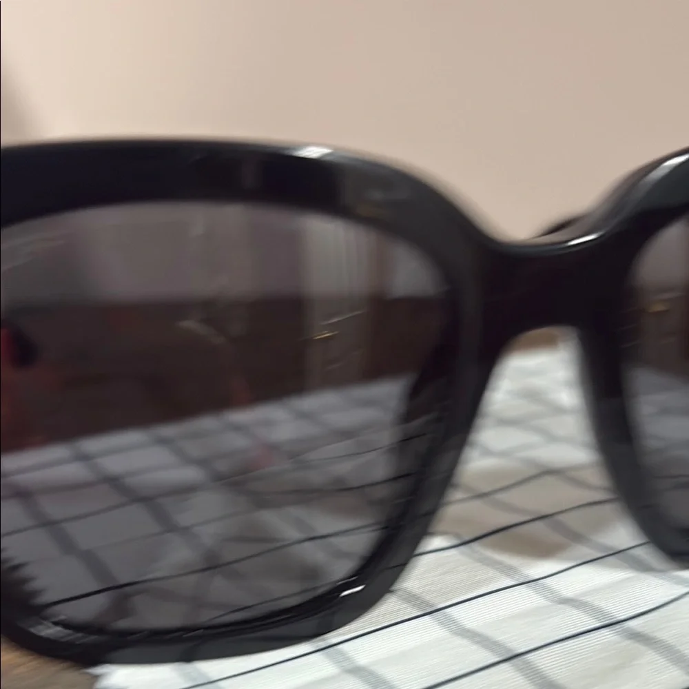 DIFF Bella Polarized Black Sunglasses with Case - Picture 4 of 8